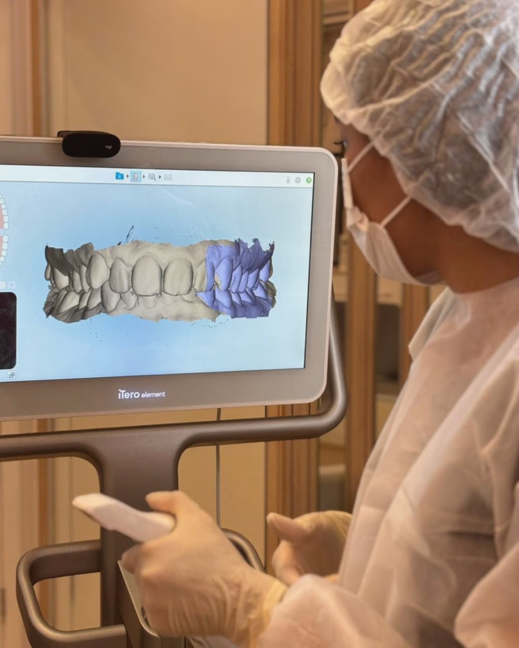 Dra. Bianca Oliveira realizando escaneamento intraoral digital